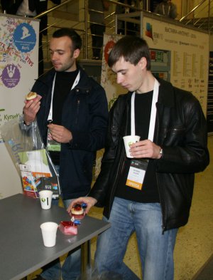 zeleboba на RIW 2010 поглощает пирожные
